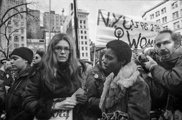 Gloria Steinem durante la marcha del Día Internacional de la Mujer en la ciudad de Nueva York en 1975. 