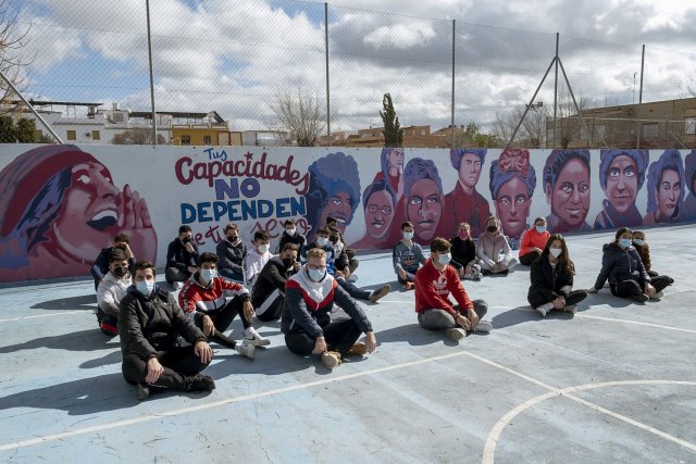 Los alumnos del colegio público rematan el mural.PACO PUENTES / EL PAÍS